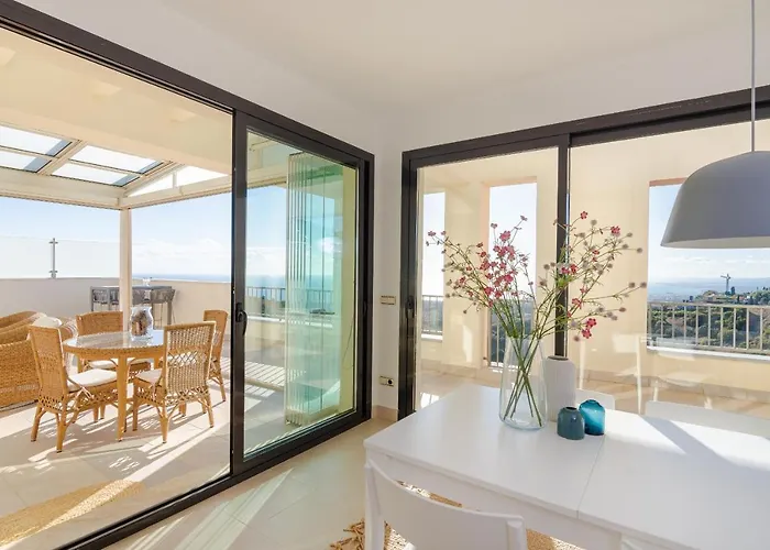 Luxurius Penthouse With Large Terrace And Hébergement de vacances Marbellac